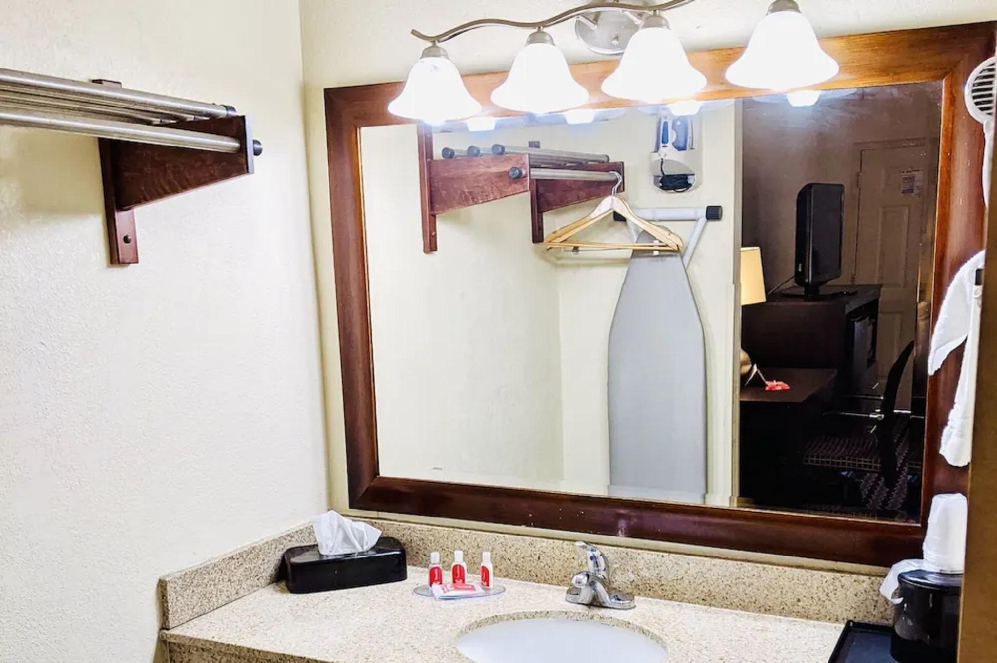 Econo Lodge فورست سيتي المظهر الخارجي الصورة